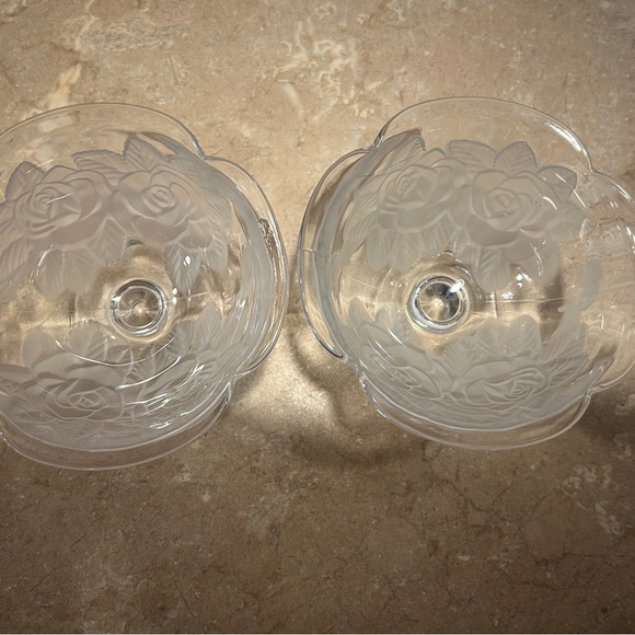 Winter Rose
by STUDIO NOVA 2 Small pedestal bowls with roses - Picture 3 of 8